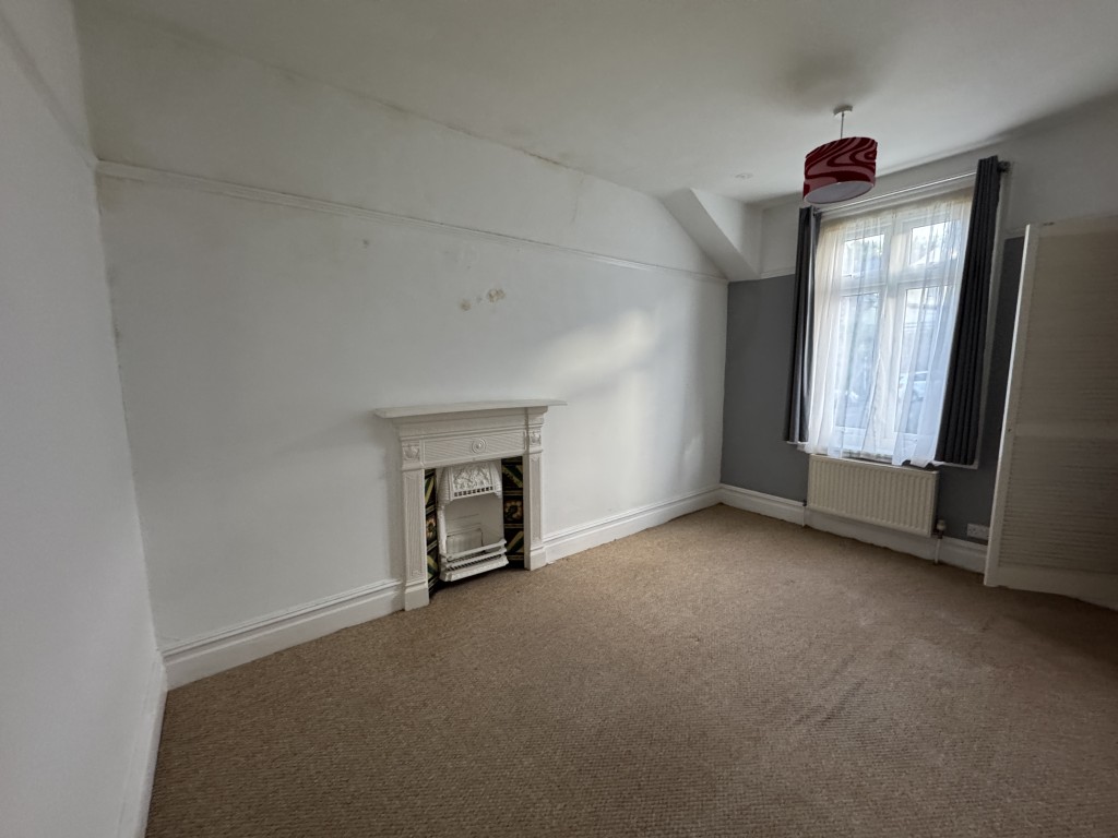 Lot: 37 - MID-TERRACE PROPERTY COMPRISING THREE-BEDROOM MAISONETTE AND GARDEN FLAT FOR IMPROVEMENT AND REPAIR - 52 Meadfoot Lane bed two